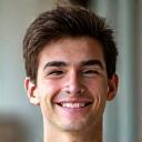 Photo de Léo, un étudiant souriant.
